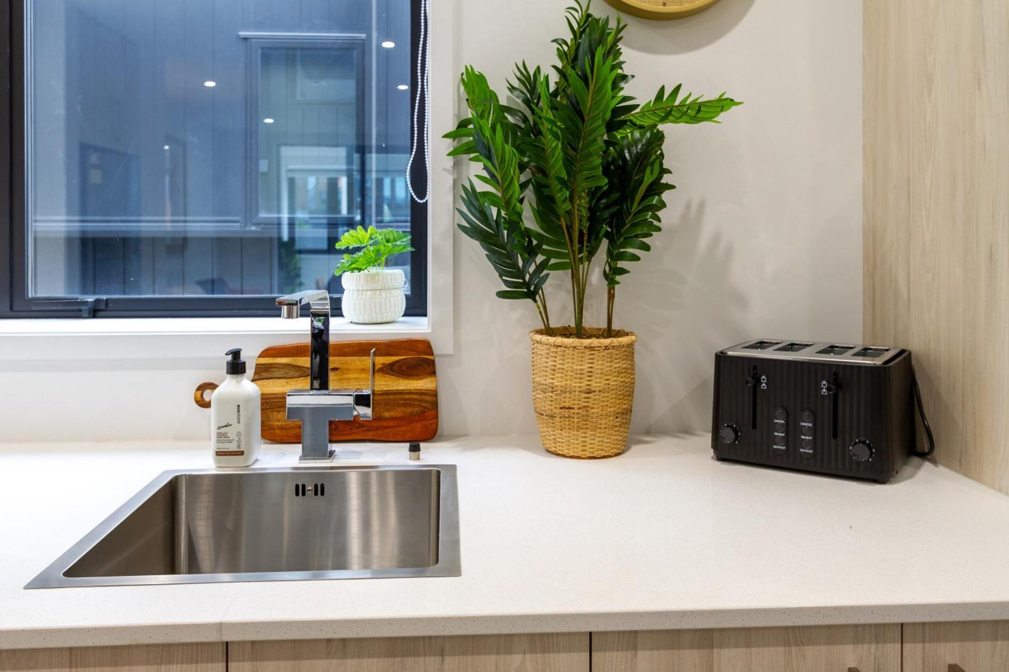 Modern City Lifestyle: 2 Bedroom 1 Bath Christchurch Extérieur photo